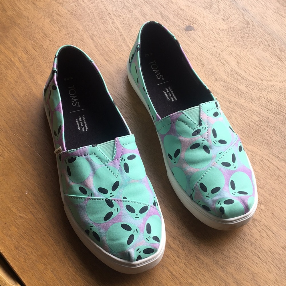 Toms glow in the dark alien slip on
